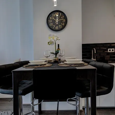 Garbary 104 - Modern Near Old Town - King Bed - Free Parking Apartment