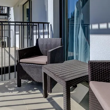 Garbary 104 - Modern Near Old Town - King Bed - Free Parking شقة
