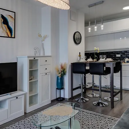 Garbary 104 - Modern Near Old Town - King Bed - Free Parking شقة بوزنان