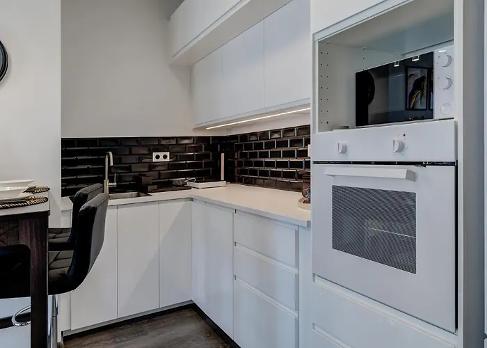 Garbary 104 - Modern Near Old Town - King Bed - Free Parking